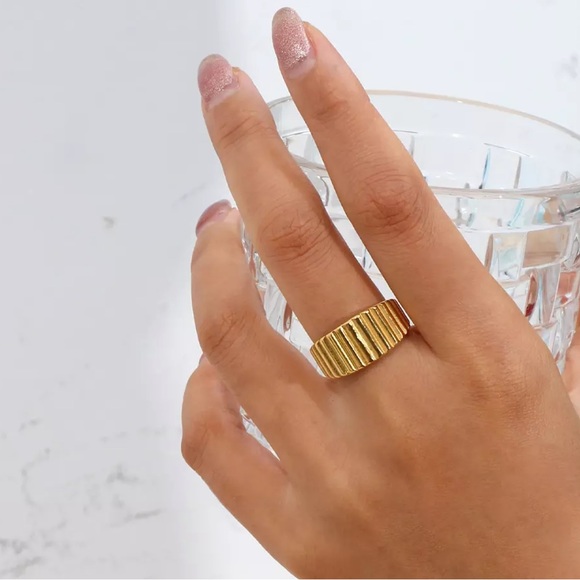 New 18K Gold Vertical Stripes Ring, cute Ring, shiny Ring. - Picture 3 of 7